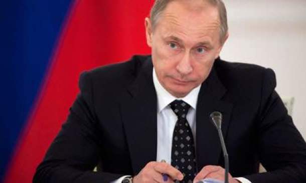 Putin: un uomo solo sul palco